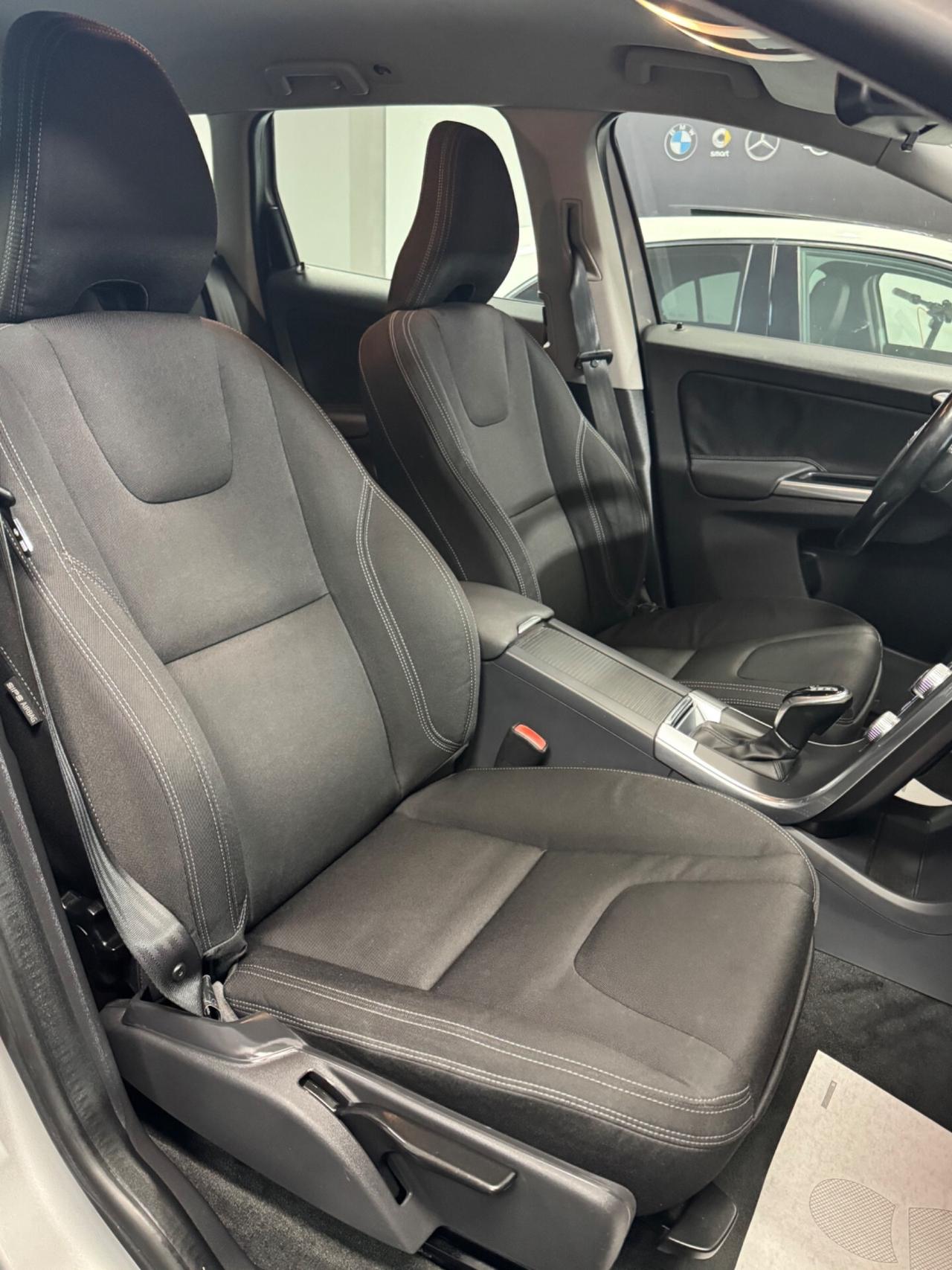 Volvo XC60 D4 R-design Momentum