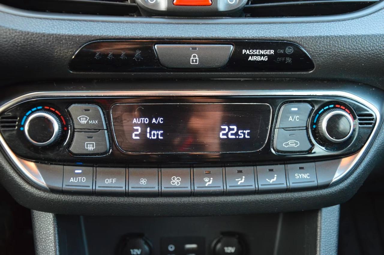 Hyundai i30 PERFORMANCE 19" APPLE CAR PLAY SENS PARK RETROCAMERA KEYLESS ACCESS VOLANTE RISCALDATO