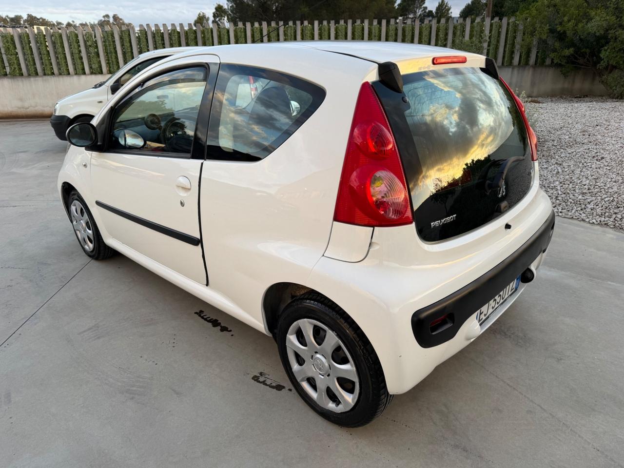 Peugeot 107 1.0 68CV 3p. “75 Mila Km” 2011