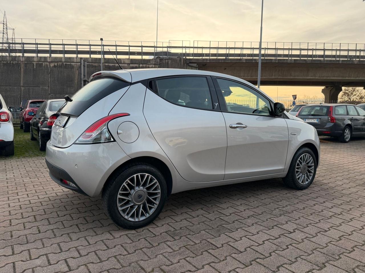 Lancia Ypsilon 1.2 69 CV 5 porte S&S Gold OK NEOPATENTATI