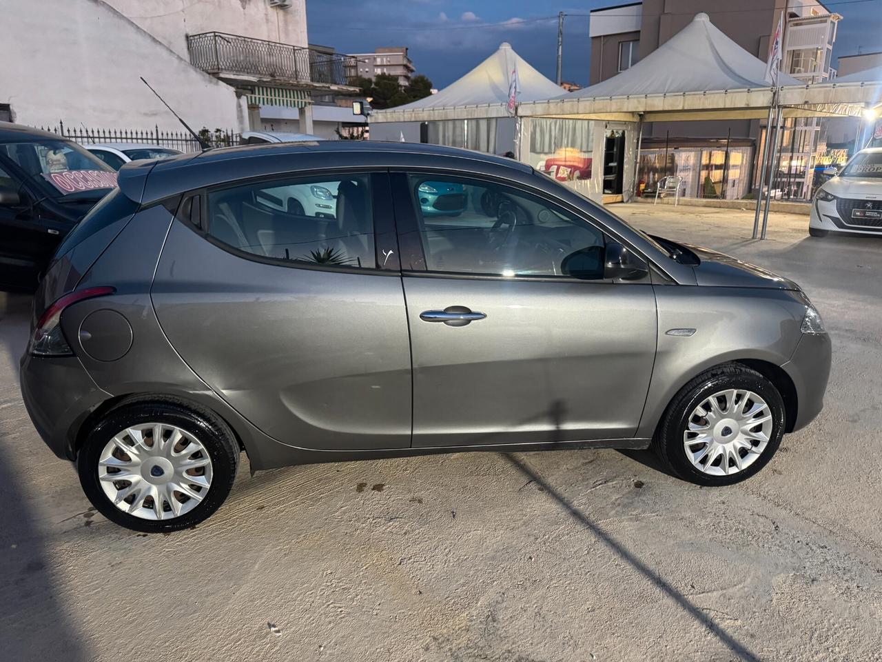 Lancia Ypsilon 1.3 MJT 75 CV Unyca
