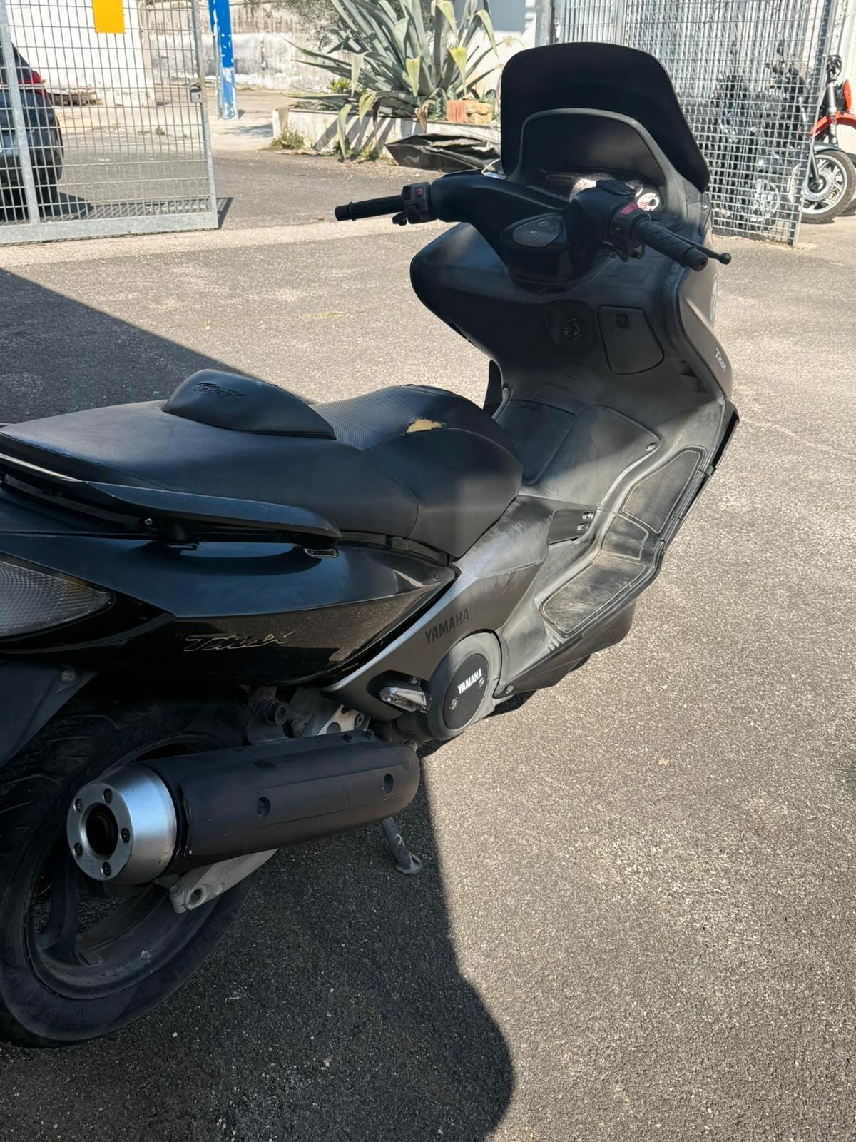 Yamaha T Max 500cc benzina(PRIVATO)-2000
