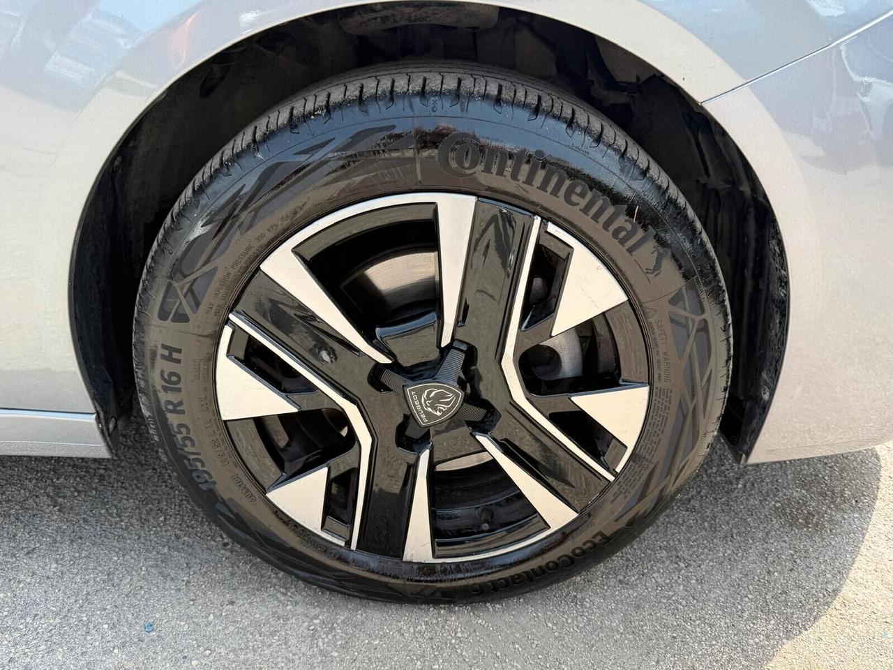 Peugeot 208 1.2 BENZINA 2025 100 Stop&Start Allure 28000KM