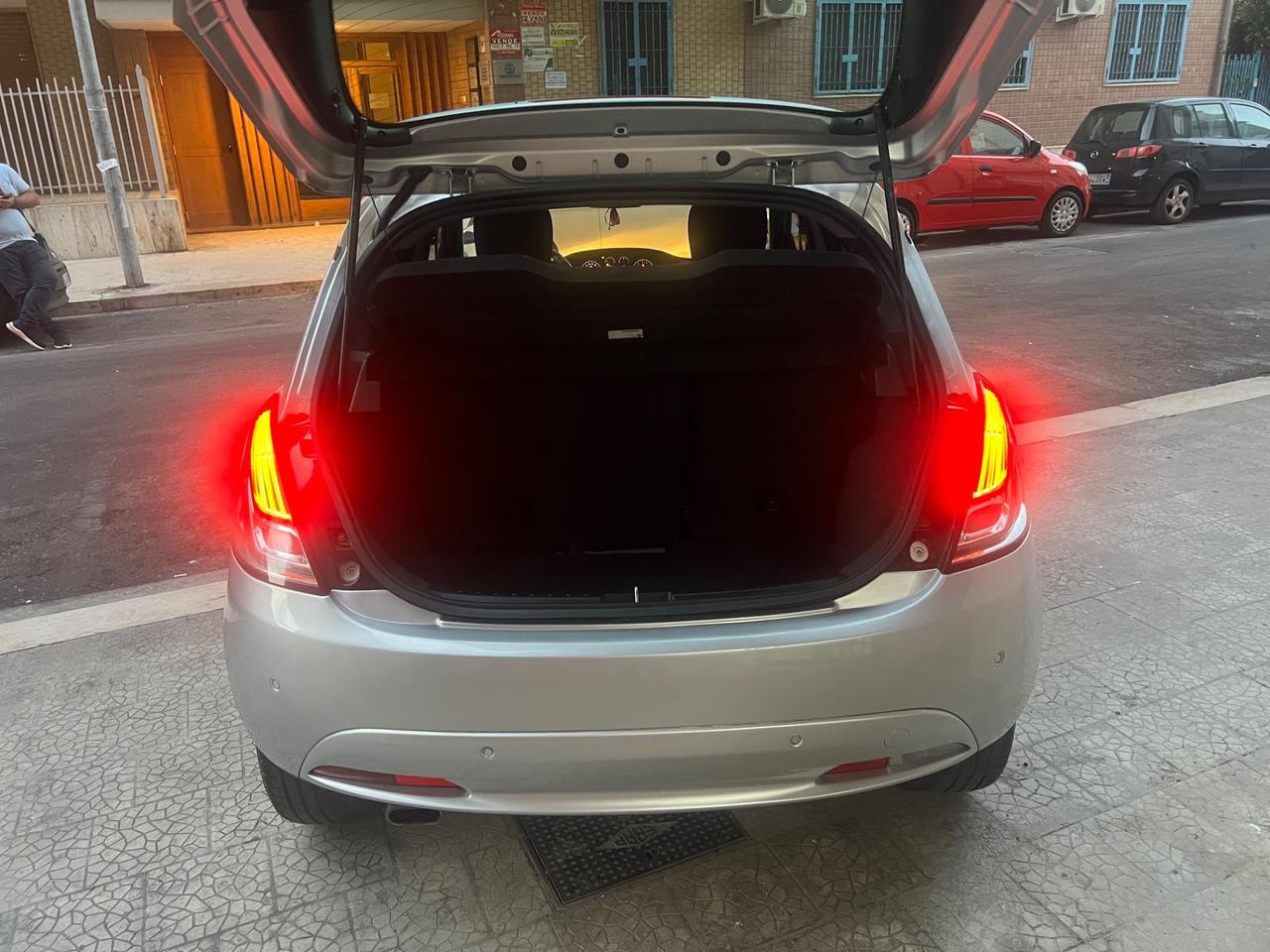 Lancia Ypsilon 1.2 69 CV 5 porte Silver