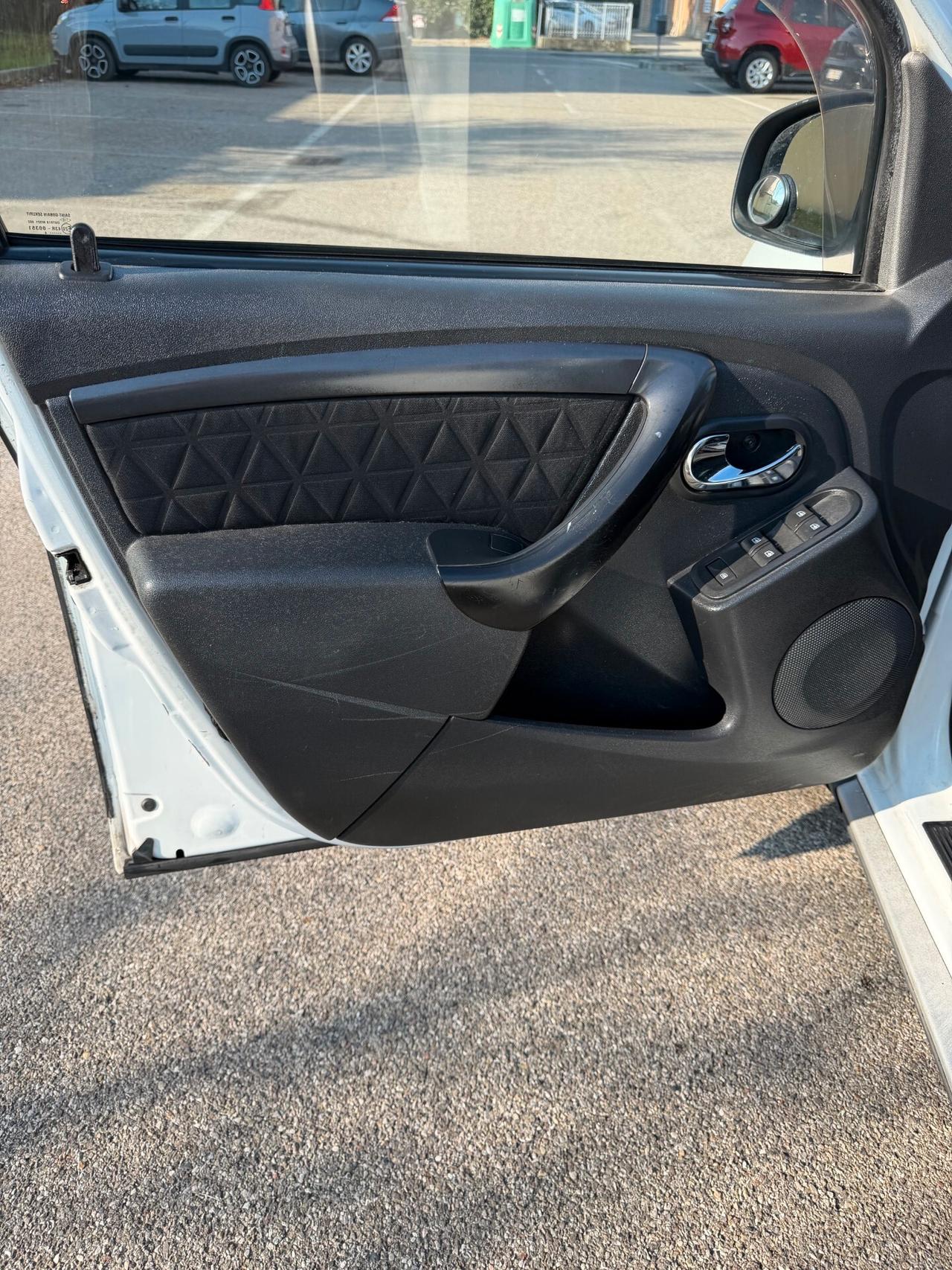 Dacia Duster 1.6 GPL - NEOP. - NAV. - 12 MESI DI GARANZIA -