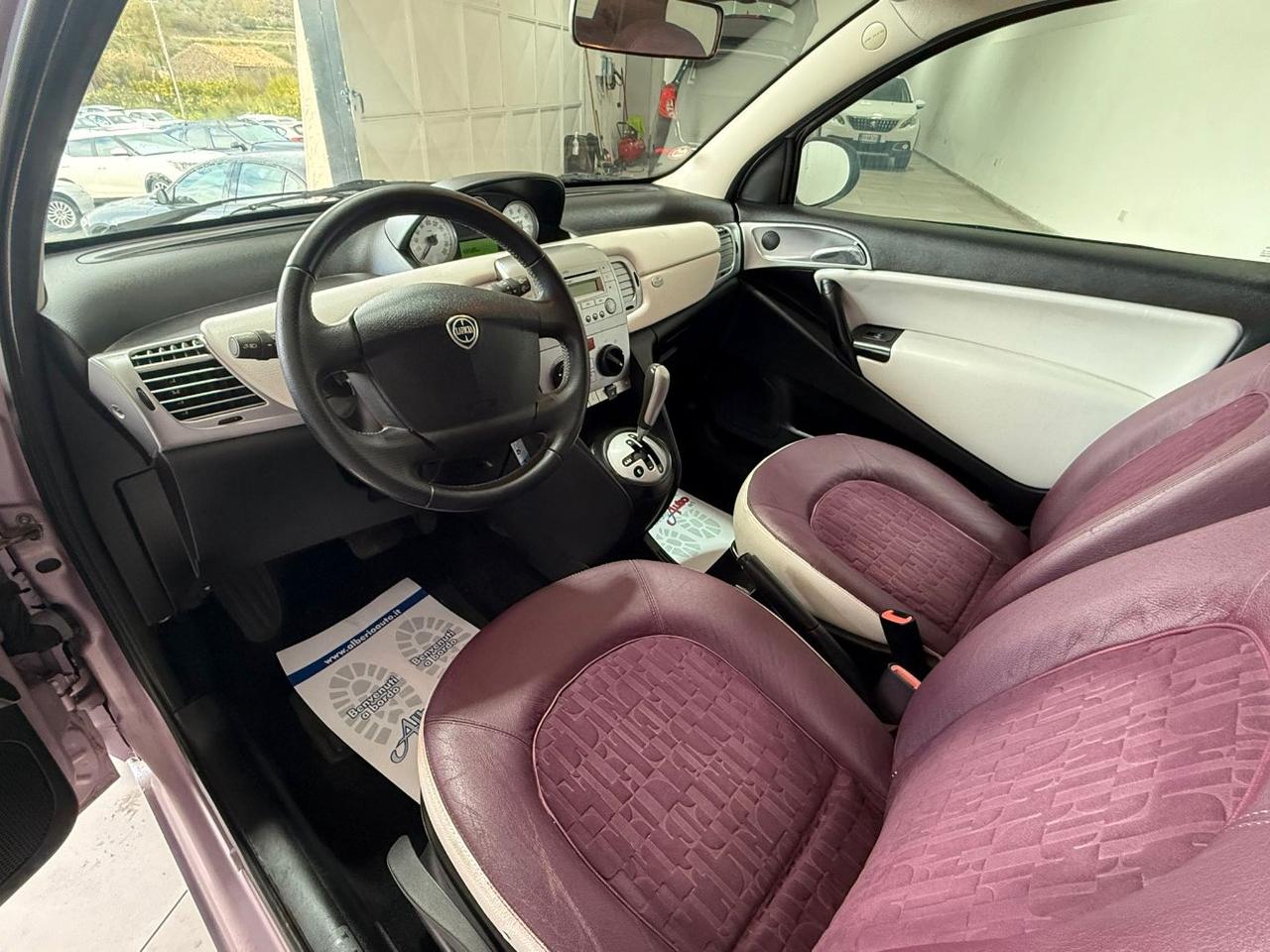 Lancia Ypsilon 1.3 MJT 75 CV Versus