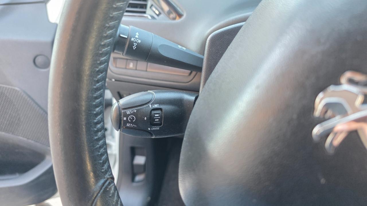 Peugeot 208 1.4 HDi 68 CV 5 porte Allure