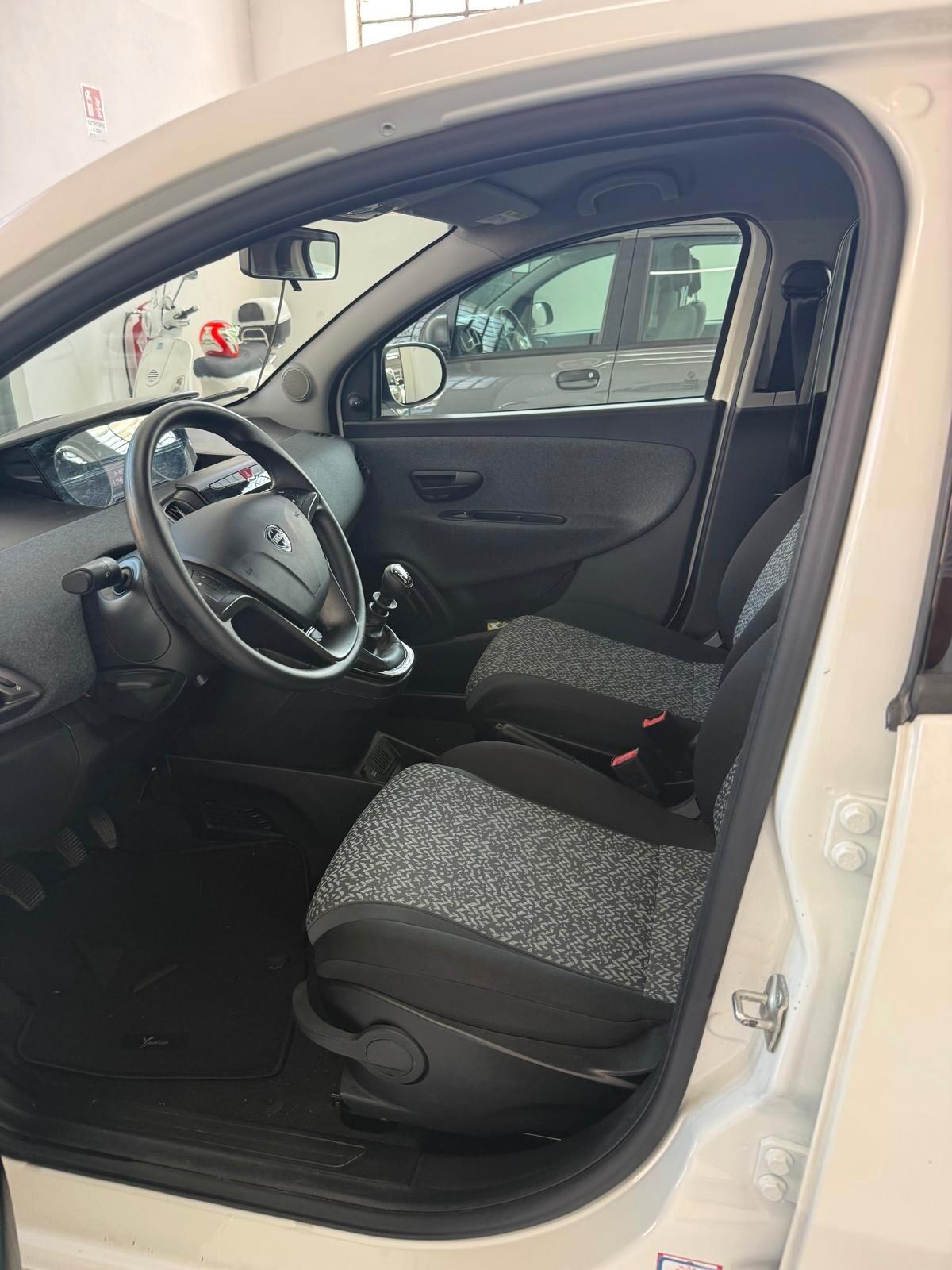 Lancia Ypsilon 1.0 FireFly 5 porte S&S Hybrid Ecochic Silver