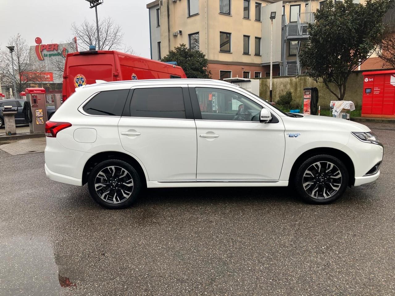 Mitsubishi Outlander 2.0 MIVEC 4WD PHEV Instyle Diamond