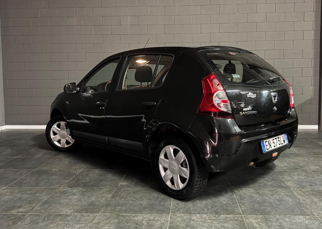 Dacia Sandero 1.2 16V Embleme Adatta a neopatentati