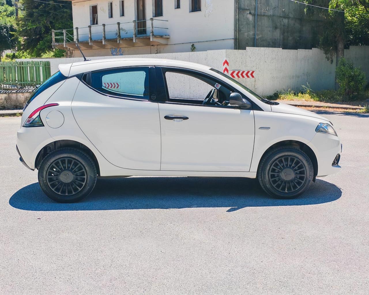 Lancia Ypsilon 0.9 TwinAir 5 porte Metano Ecochic Gold 84cv