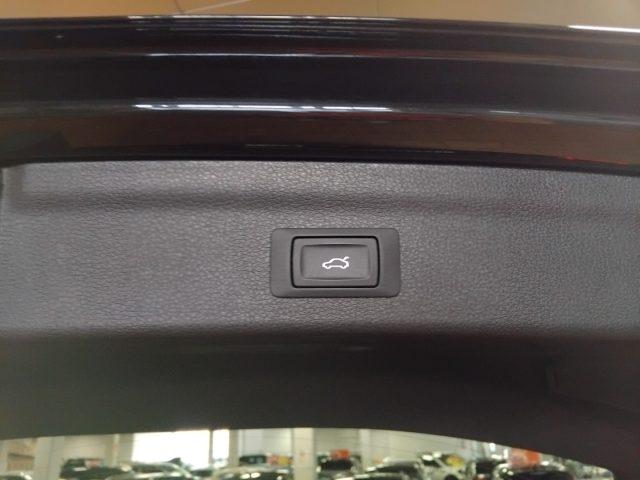 AUDI Q3 35 TDI S tr.Identity Black 20" FULL