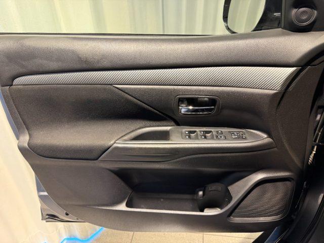 MITSUBISHI Outlander 2.2 DI-D 4WD Intense DAB+ Bluetooth