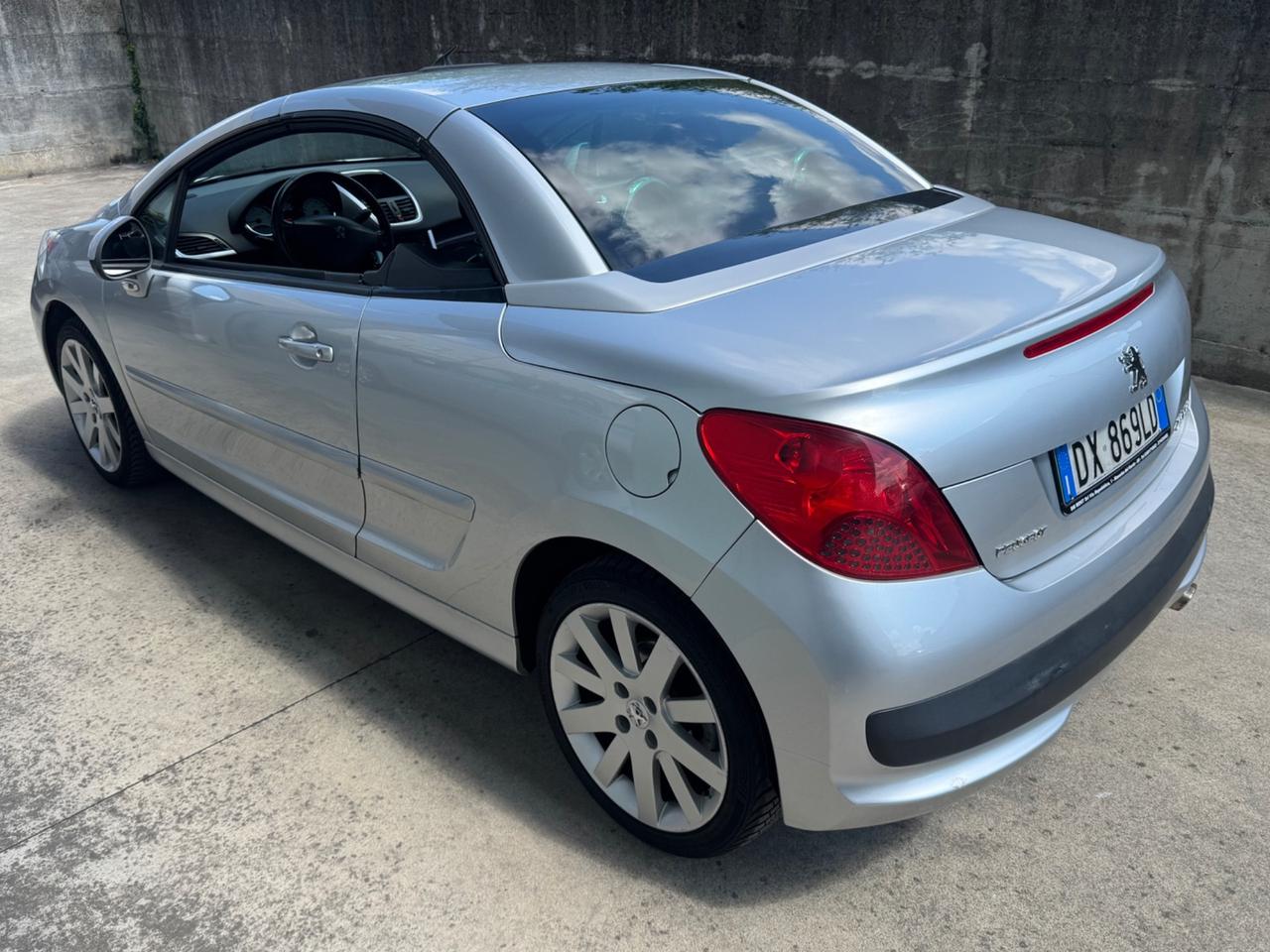 Peugeot 207 1.6 HDi 110CV CC Féline