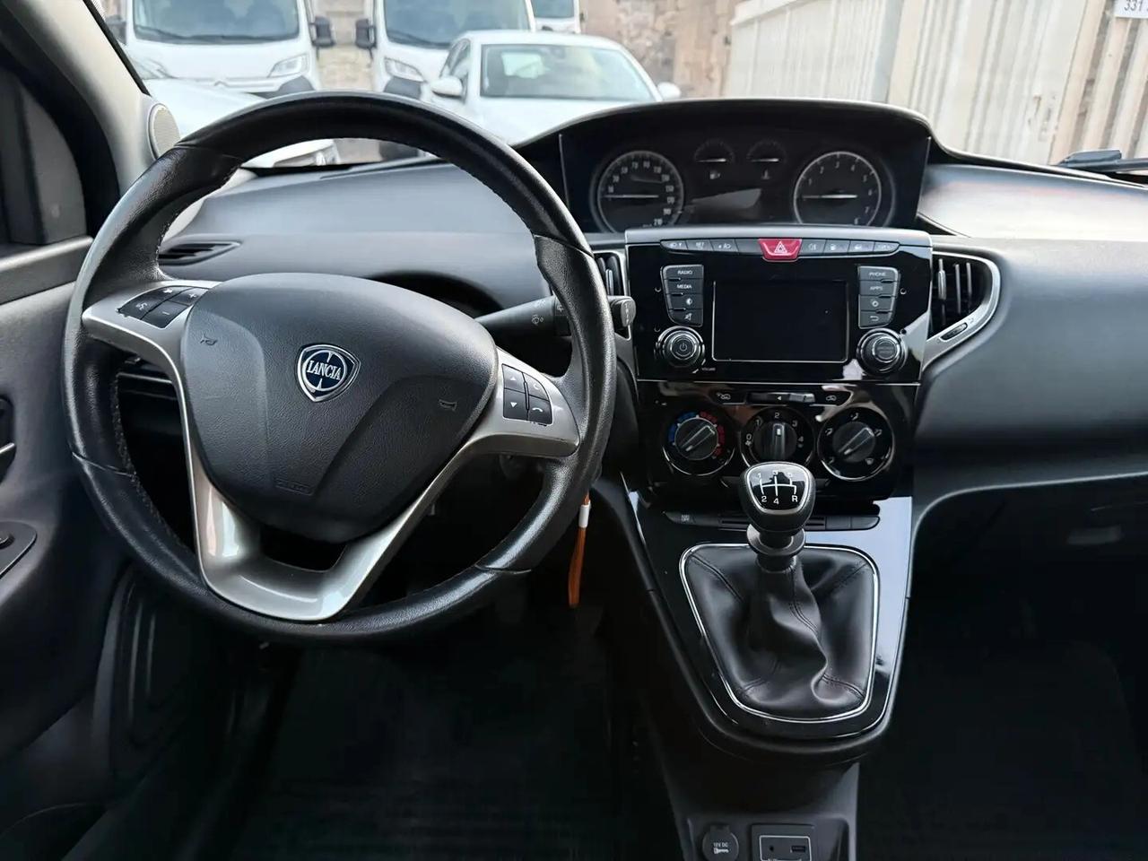 Lancia Ypsilon 0.9 TwinAir 85 CV 5 porte Metano Ecochic Silver