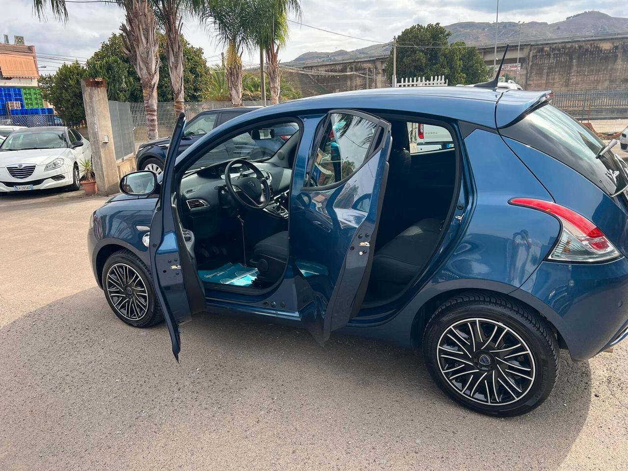 Lancia Ypsilon 1.0 Hybrid cv69 anno 2021 km 25.624