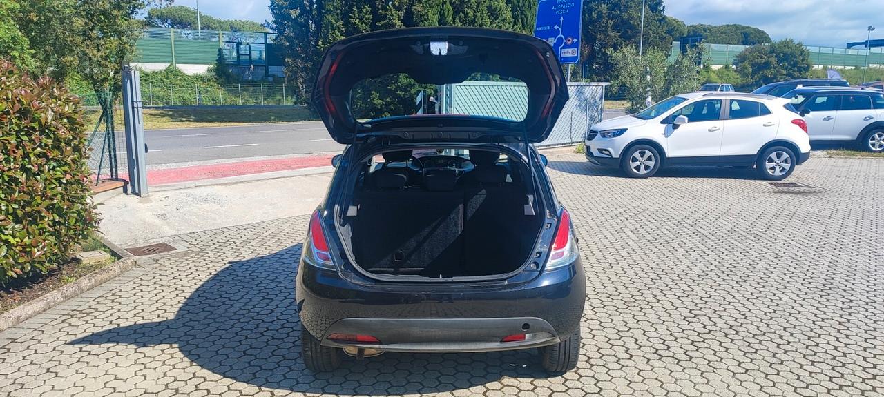 Lancia Ypsilon 1.2 69 CV 5 porte Silver Elefantino Rosa