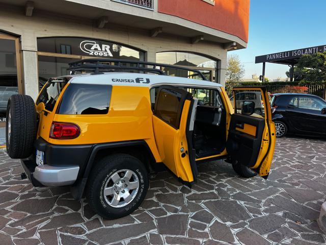 TOYOTA Land Cruiser FJ