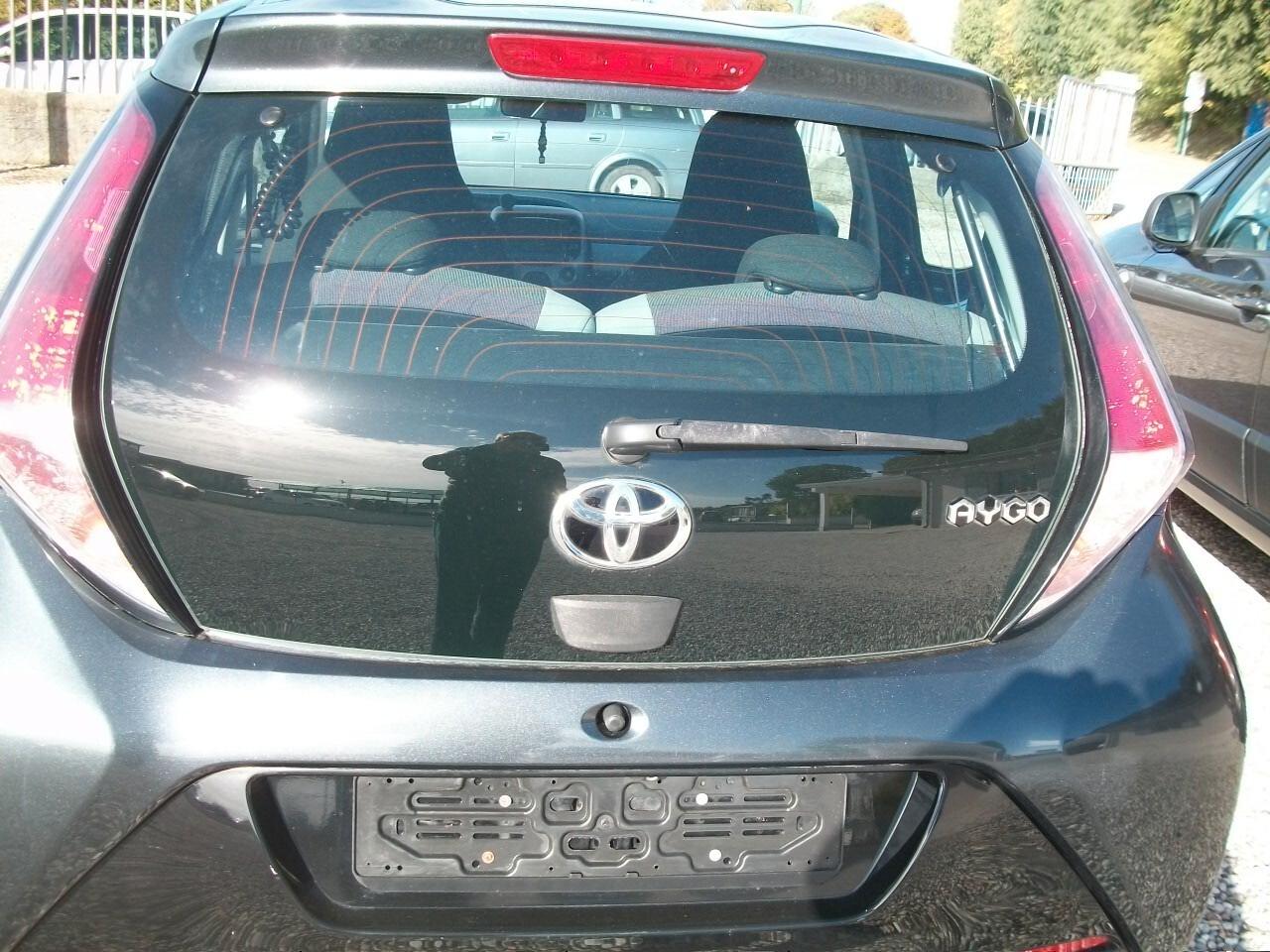 Toyota Aygo 1.0 VVT-i 69 CV 5 porte x-clusiv MMT SI NEOPATENTATI GARANZIA UN ANNO KM124585