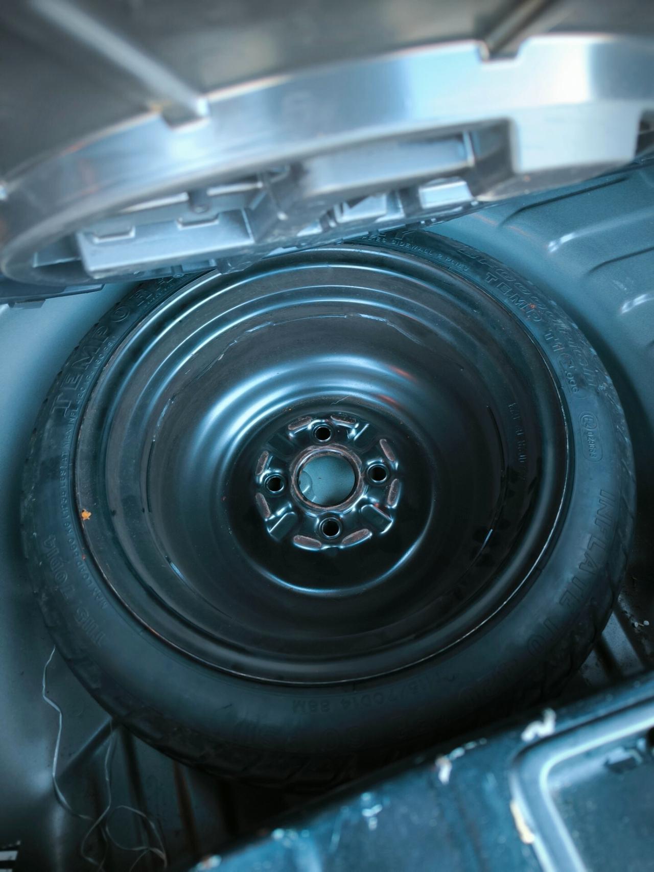 Toyota Yaris 1.0i 16V cat 5 porte Sol