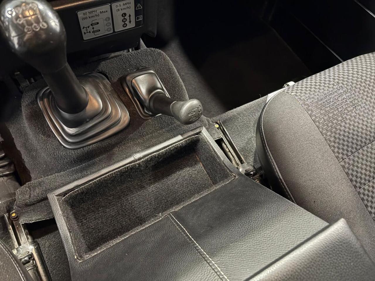 Land Rover Defender VI 2007 90 Defender 90 2.4 td E