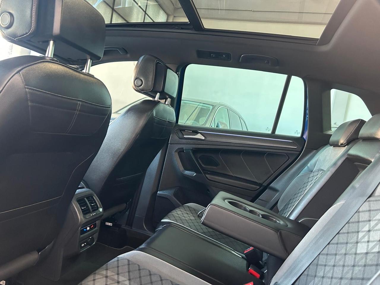 Volkswagen Tiguan 2.0 TDI 150 CV SCR DSG R-Line TETTO PANORAMICO