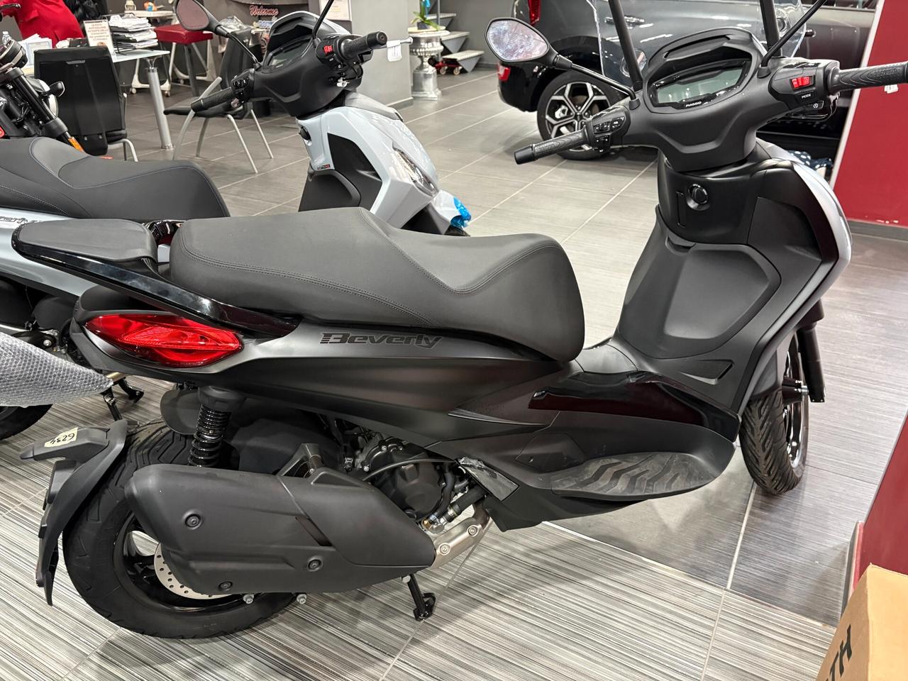 Piaggio Beverly 400 HPE Deep Black My2024 Euro5