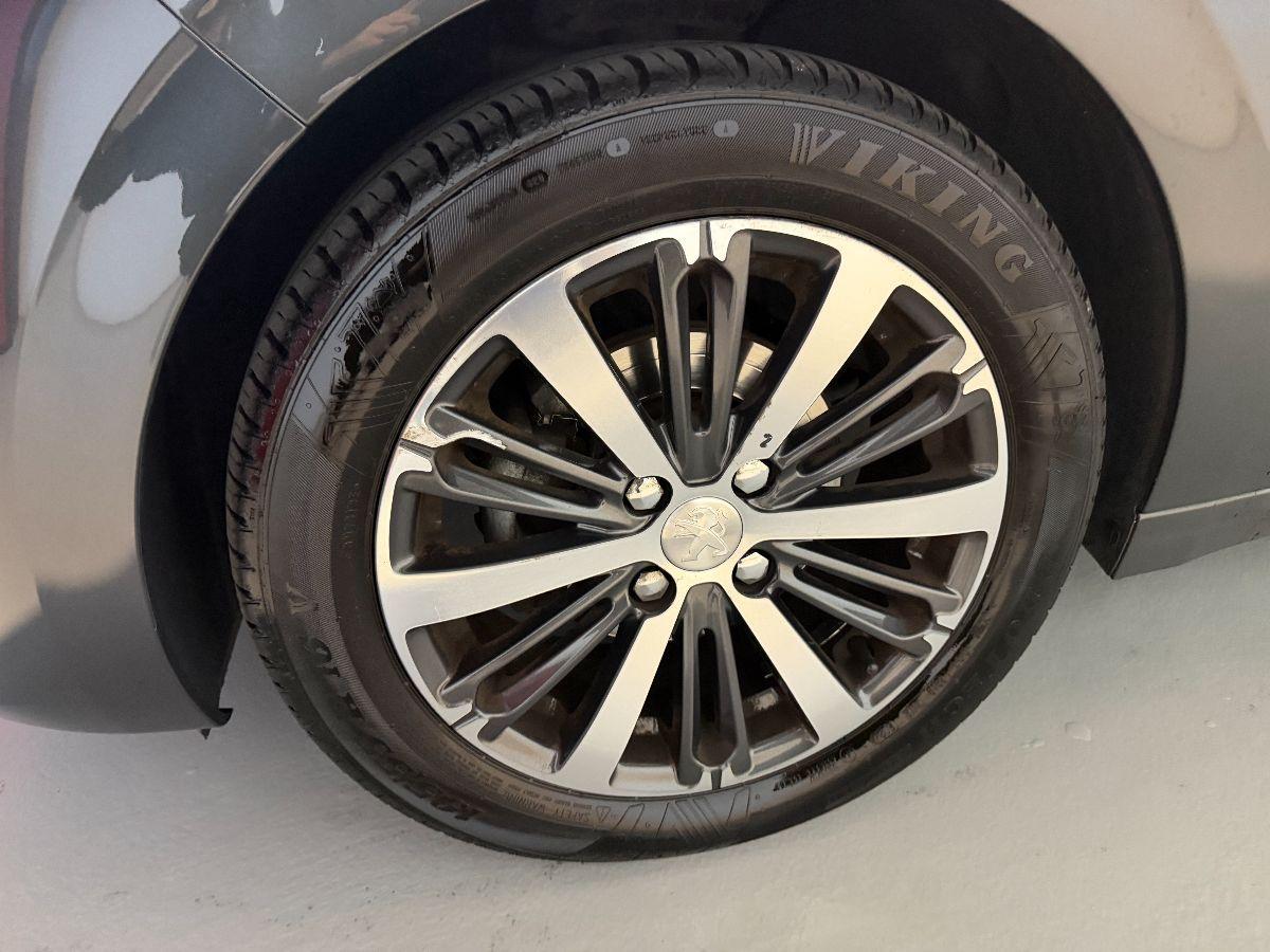 PEUGEOT - 208 - PureTech 82 5p. Allure