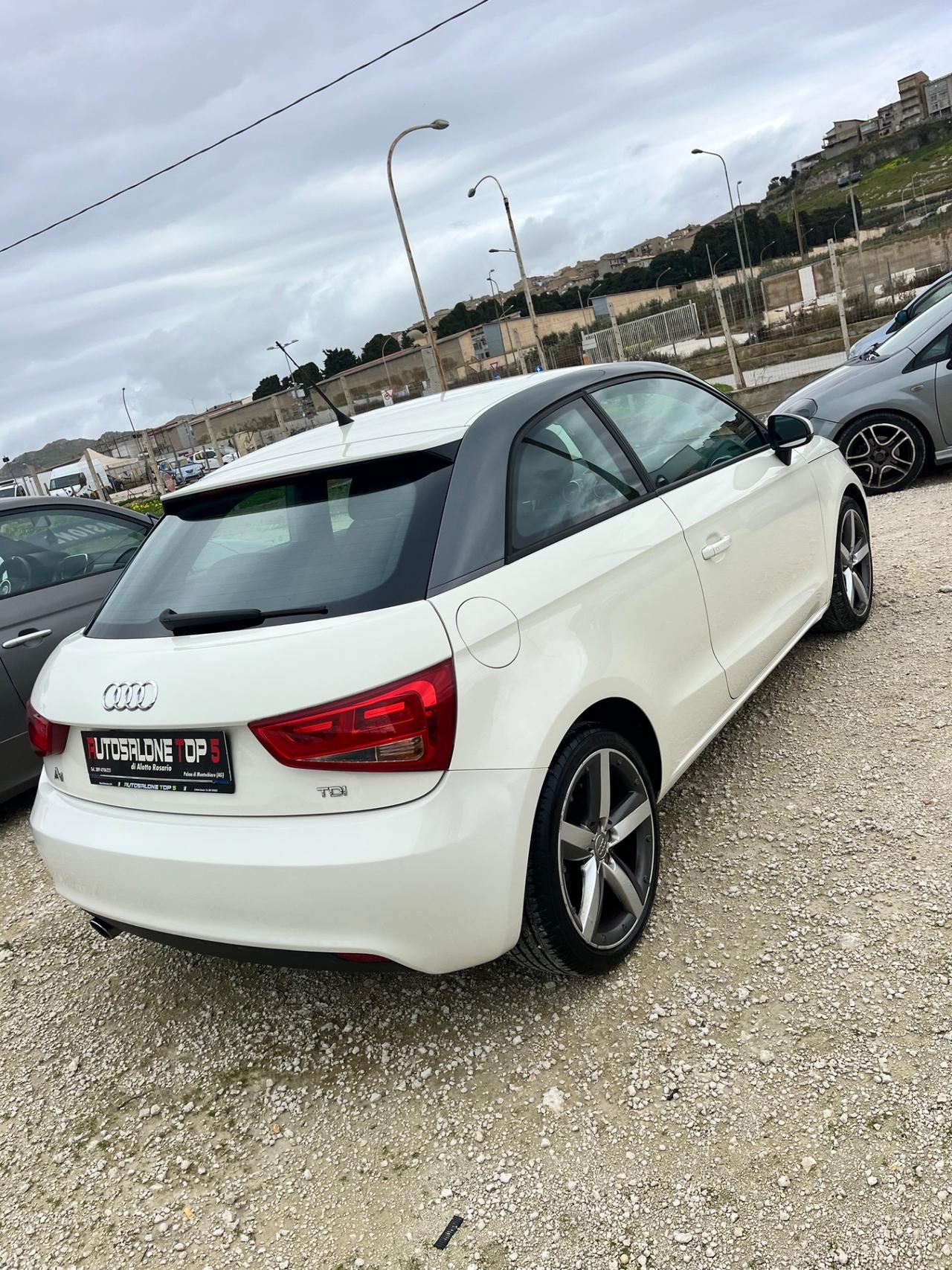 Audi A1 1.6 TDI anno 2011 fari uxeno
