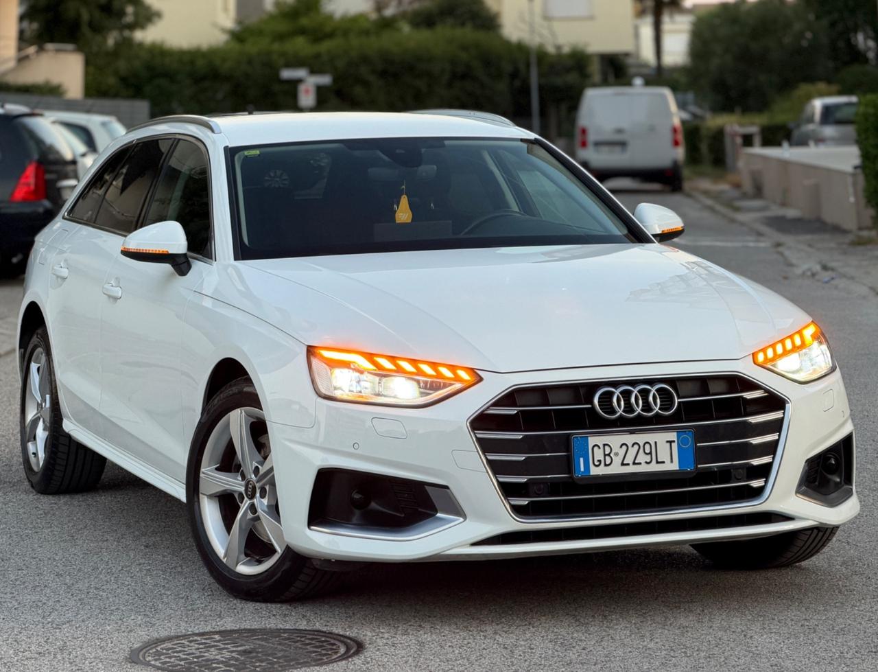 Audi A4 Avant Mild-Hybrid 35 TDI/163 CV S-line Edition