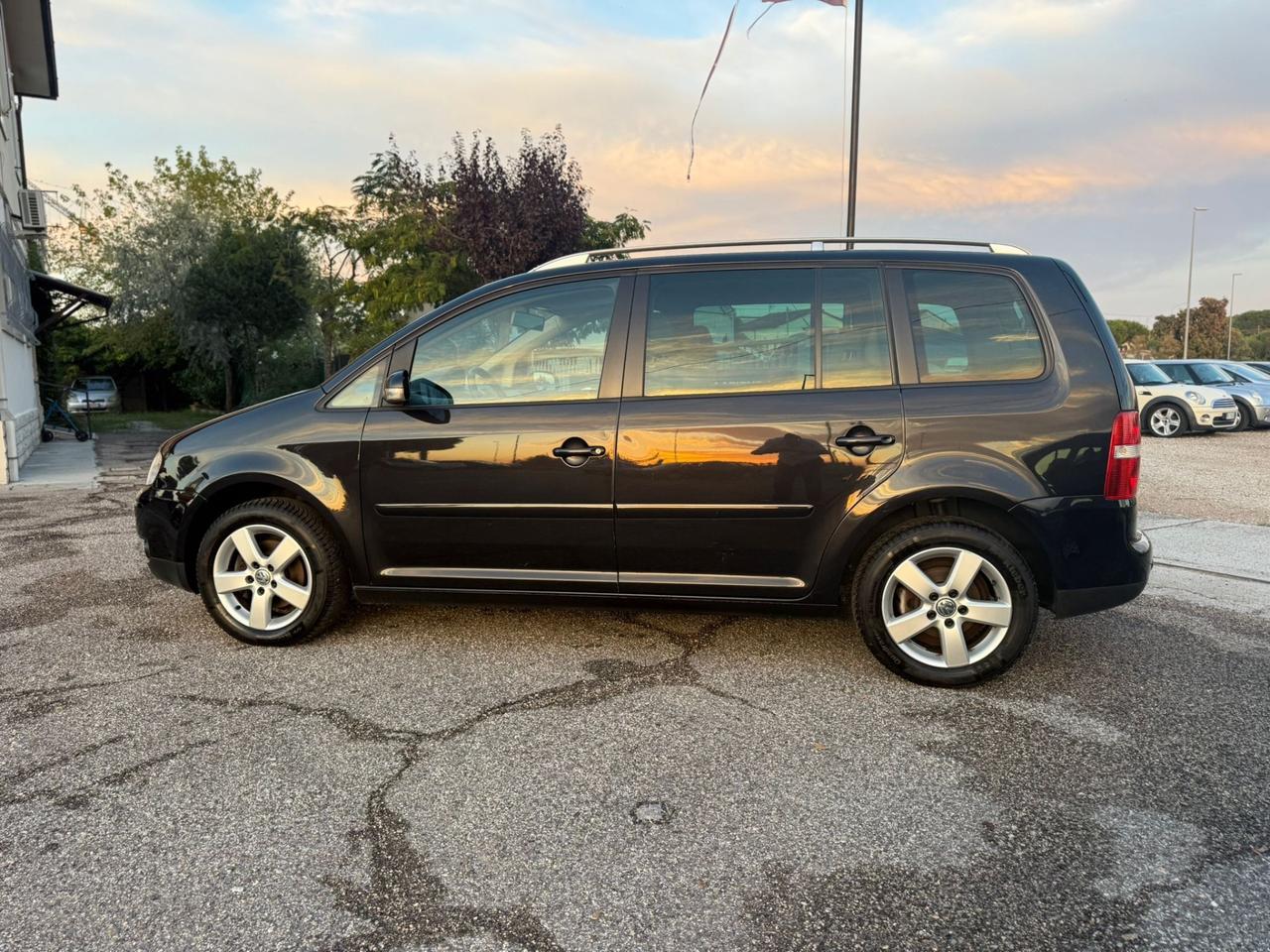 Volkswagen Touran 1.6 16V FSI Highline 7 POSTI