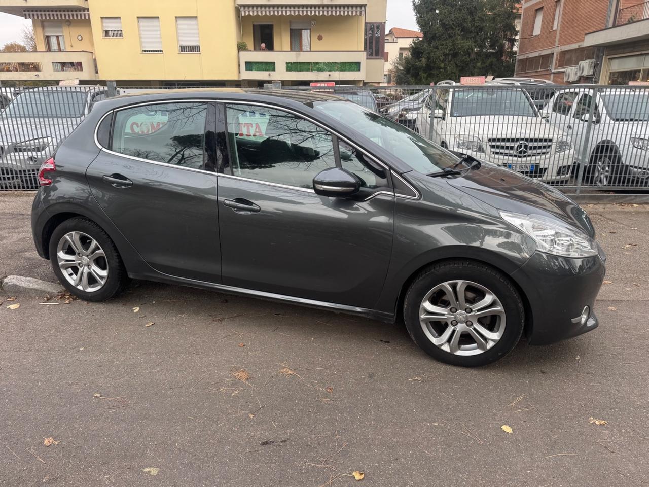 Peugeot 208 5P. 1.2 benz neopaten garanzia 12 mesi