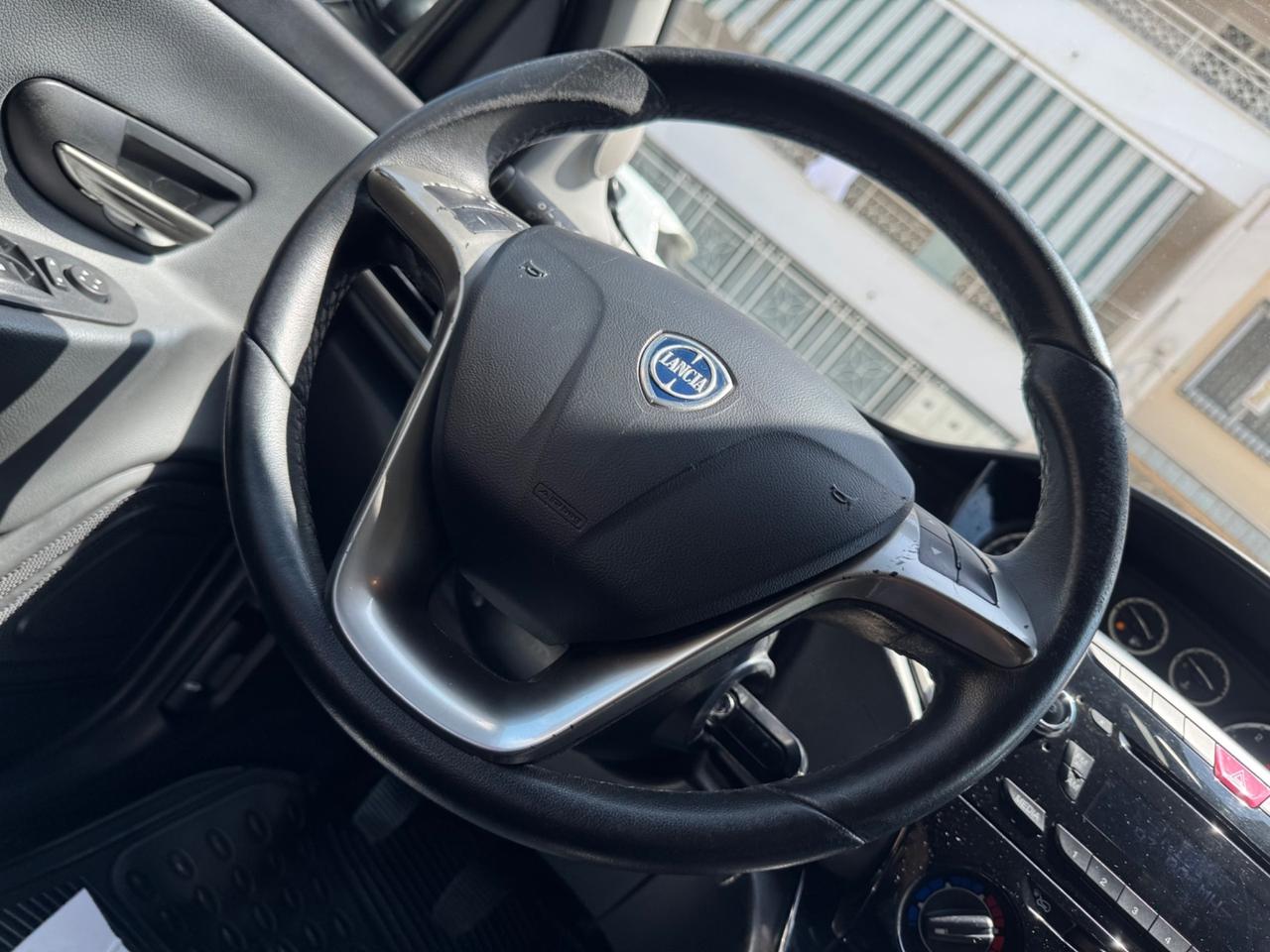 Lancia Ypsilon 1.2 69 CV 5 porte S&S Silver
