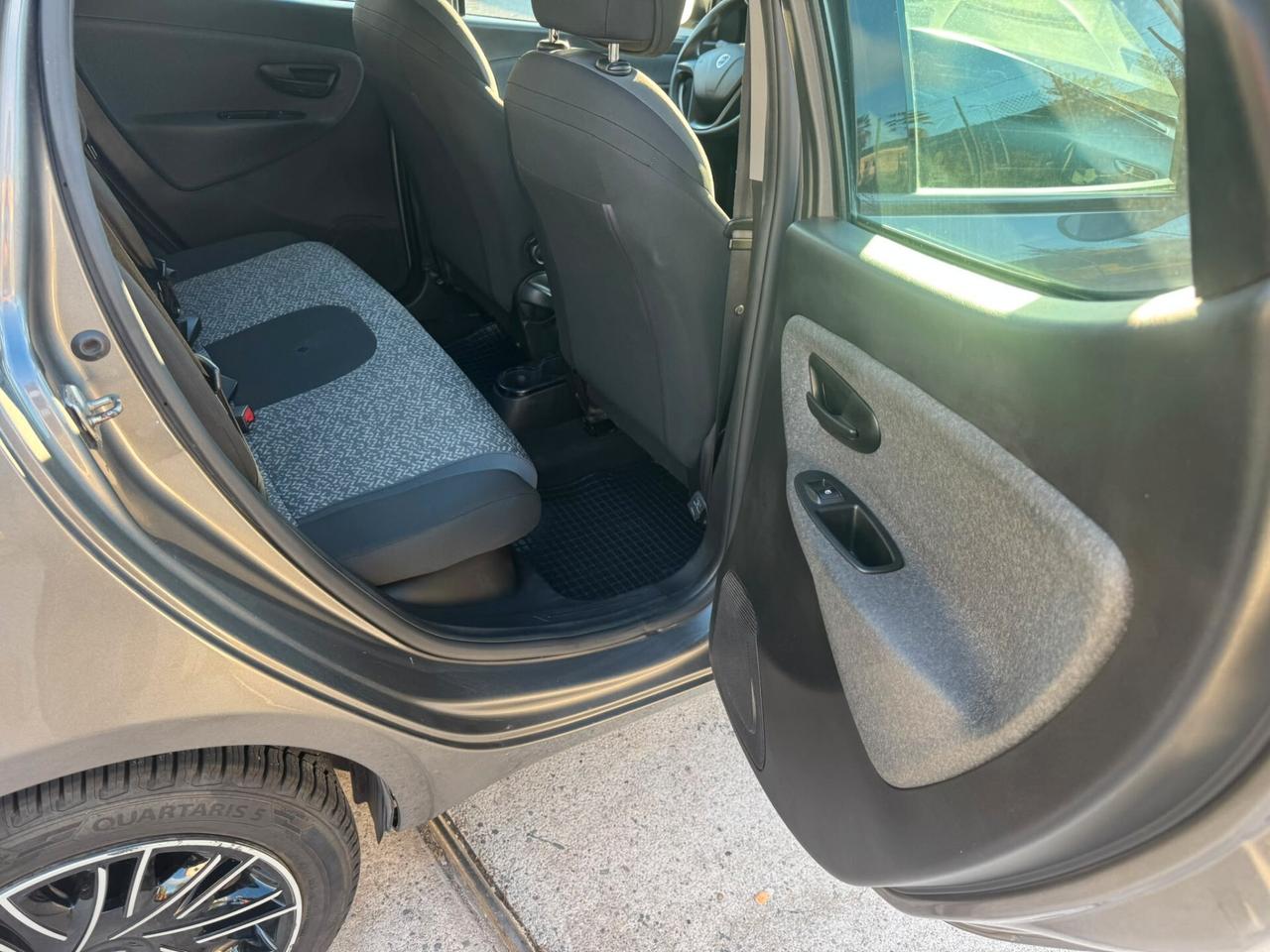 Lancia Ypsilon 1.0 FireFly Hybrid Silver