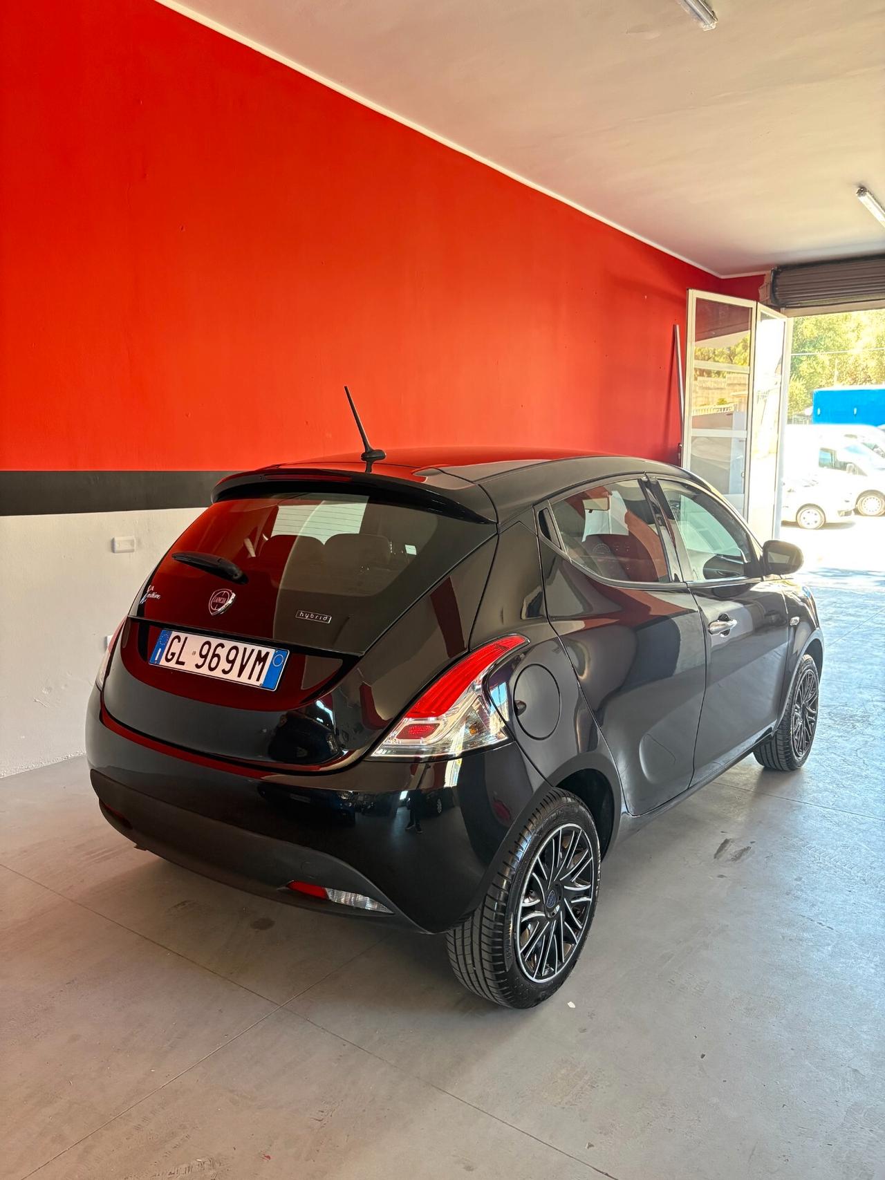Lancia Ypsilon 1.0 FireFly 5 porte S&S Hybrid Ecochic Silver