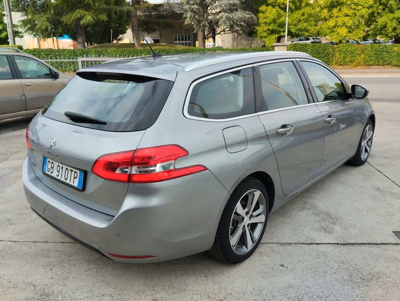 Peugeot 308 BlueHDi 130 S&S EAT8 SW Allure