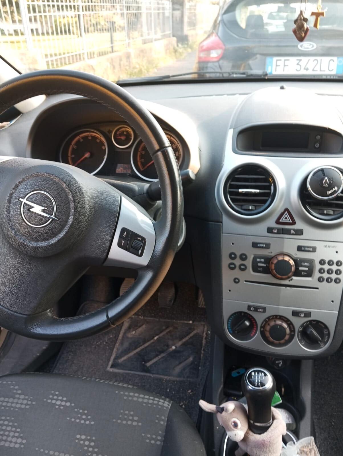 Opel Corsa 1.2 3 porte b-color