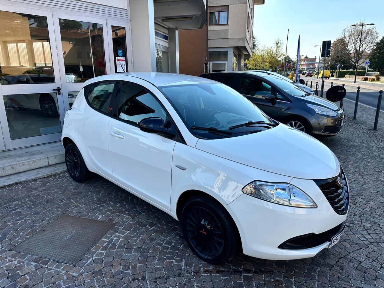 Lancia Ypsilon 1.2bz 69Cv 5P - Neopatentati