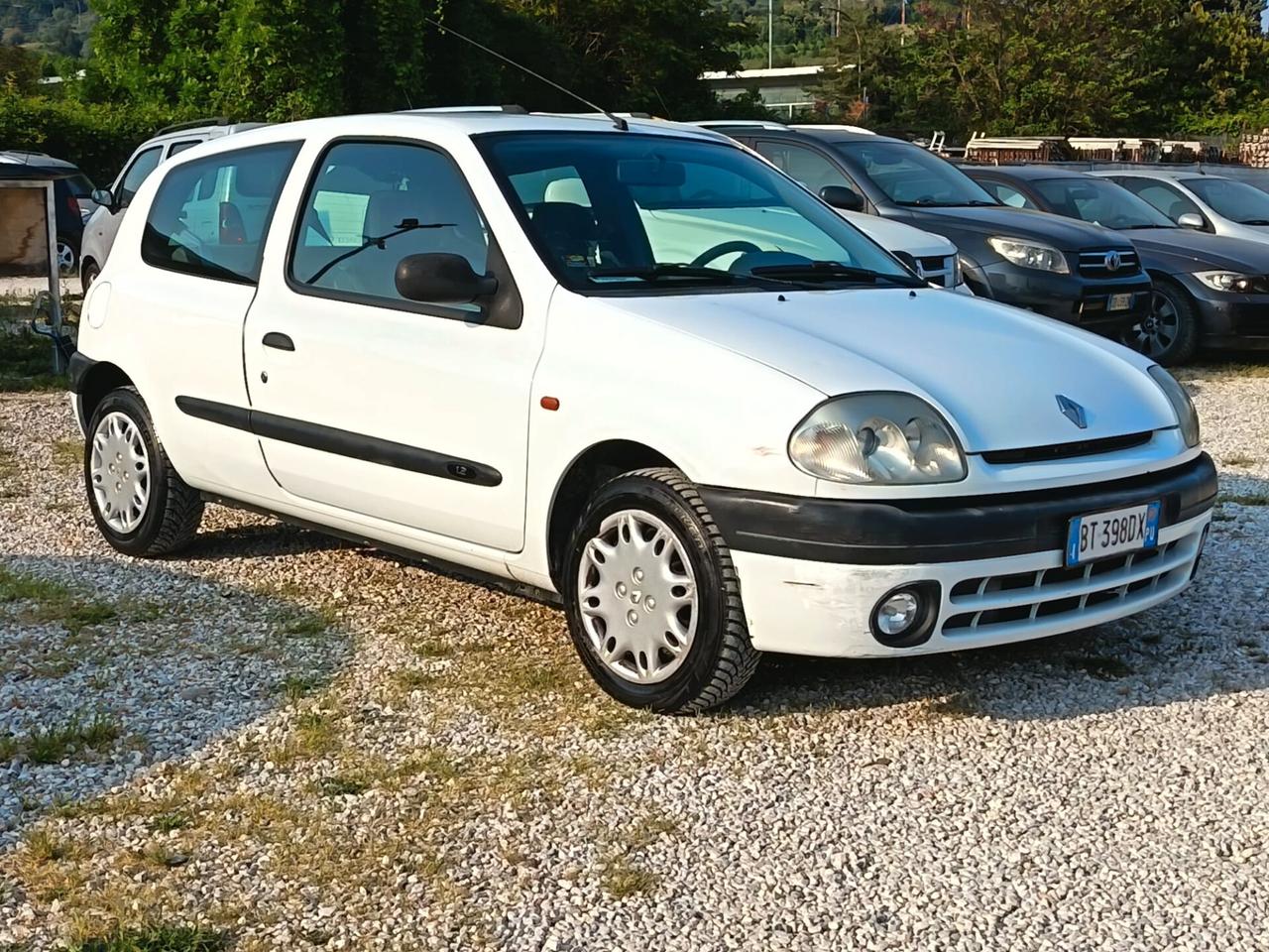 Renault Clio 2001 -1.2 cat 3 porte OCCASIONE UNICOPROPIETARIO NEOPATENTATI