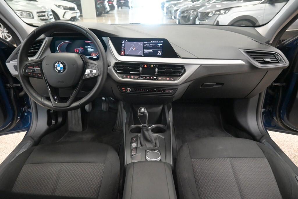 BMW 116i 110CV 6M. BUSINESS ADVANTAGE ( FARI LED - BMW DIGITAL COCKPIT - NAVI - MIRROR - CRUISE - PDC )