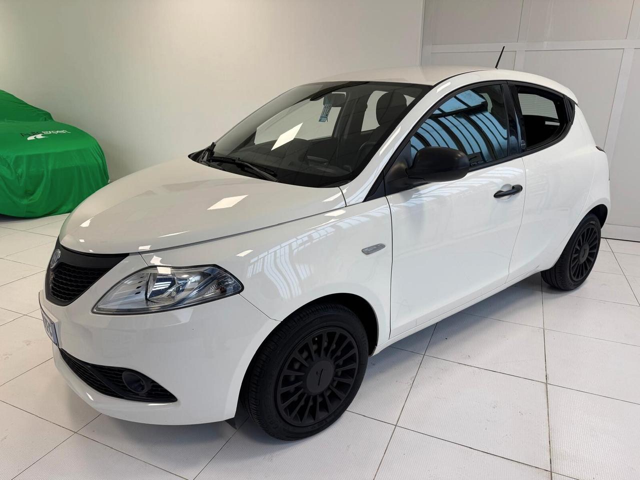 Lancia Ypsilon 1.0 FireFly 5 porte S&S Hybrid Ecochic Silver