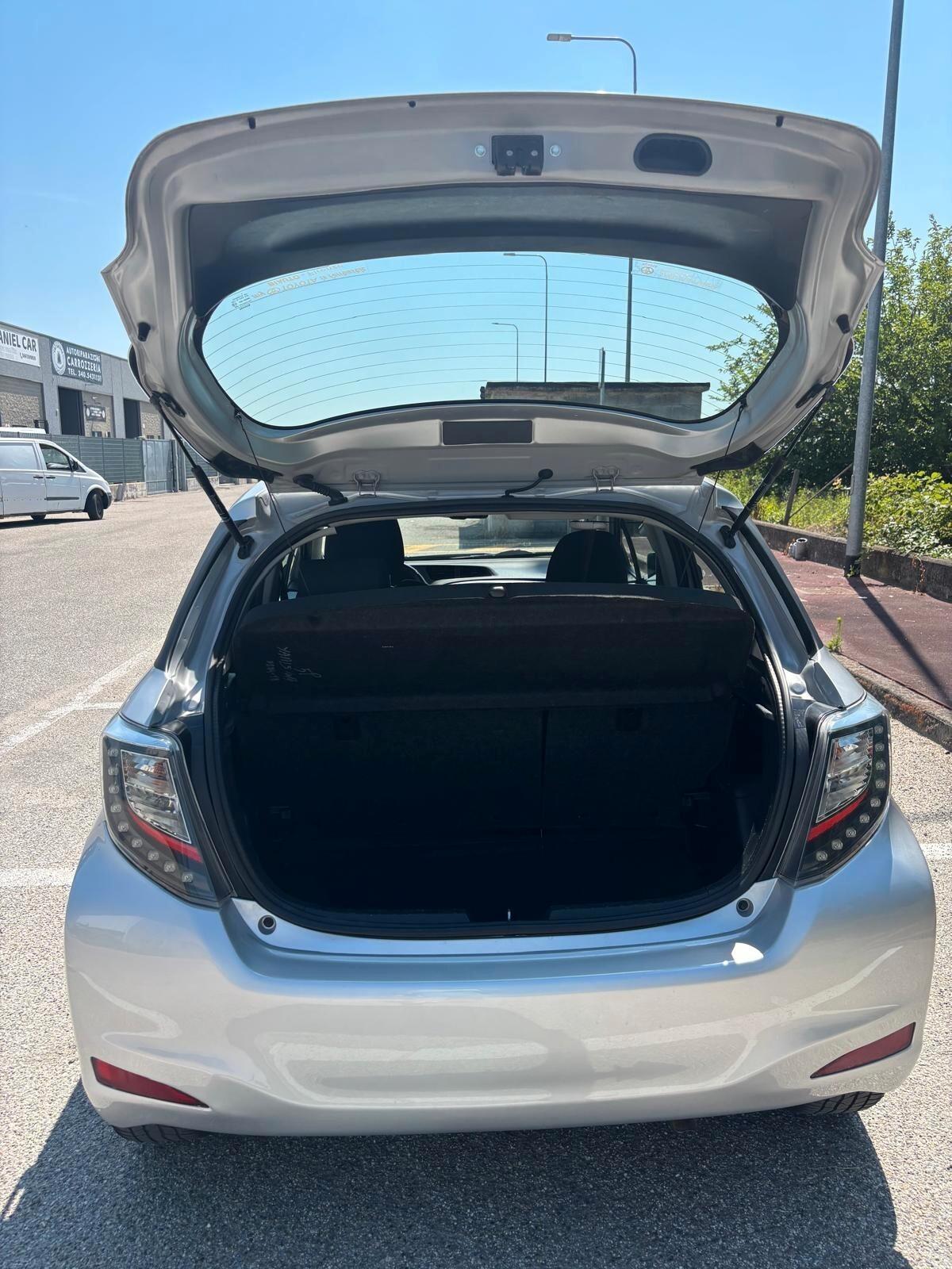 Toyota Yaris 1.5 Hybrid 5 porte Lounge Più GARANZIA UFFICIALE 3 ANNI TAGLIANDI CERTIFICATI KM ORIGINALI