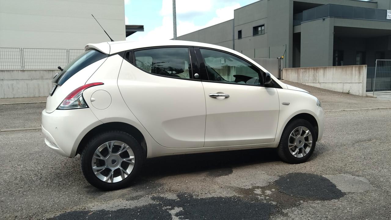 Lancia Ypsilon 0.9 TwinAir 85 CV 5 porte Metano Ecochic Platinum
