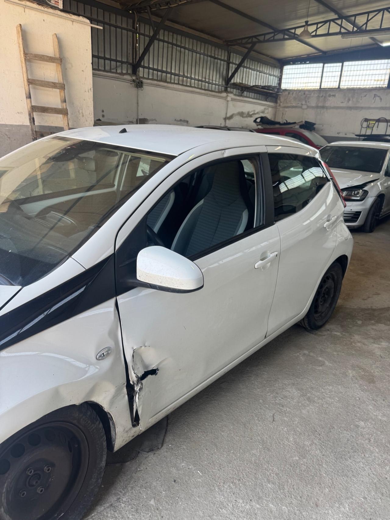 Toyota Aygo 1.0 VVT-i 69 CV 5 porte x-business MMT