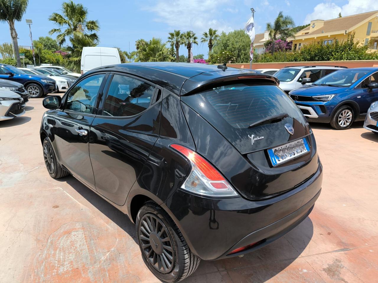Lancia Ypsilon 1.0 FireFly 5 porte S&S Hybrid Ecochic Silver