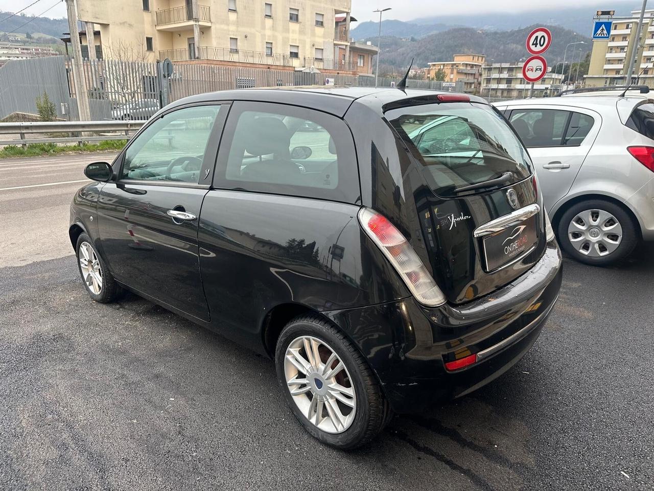 Lancia Ypsilon 1.3 MJT 75 CV Versus