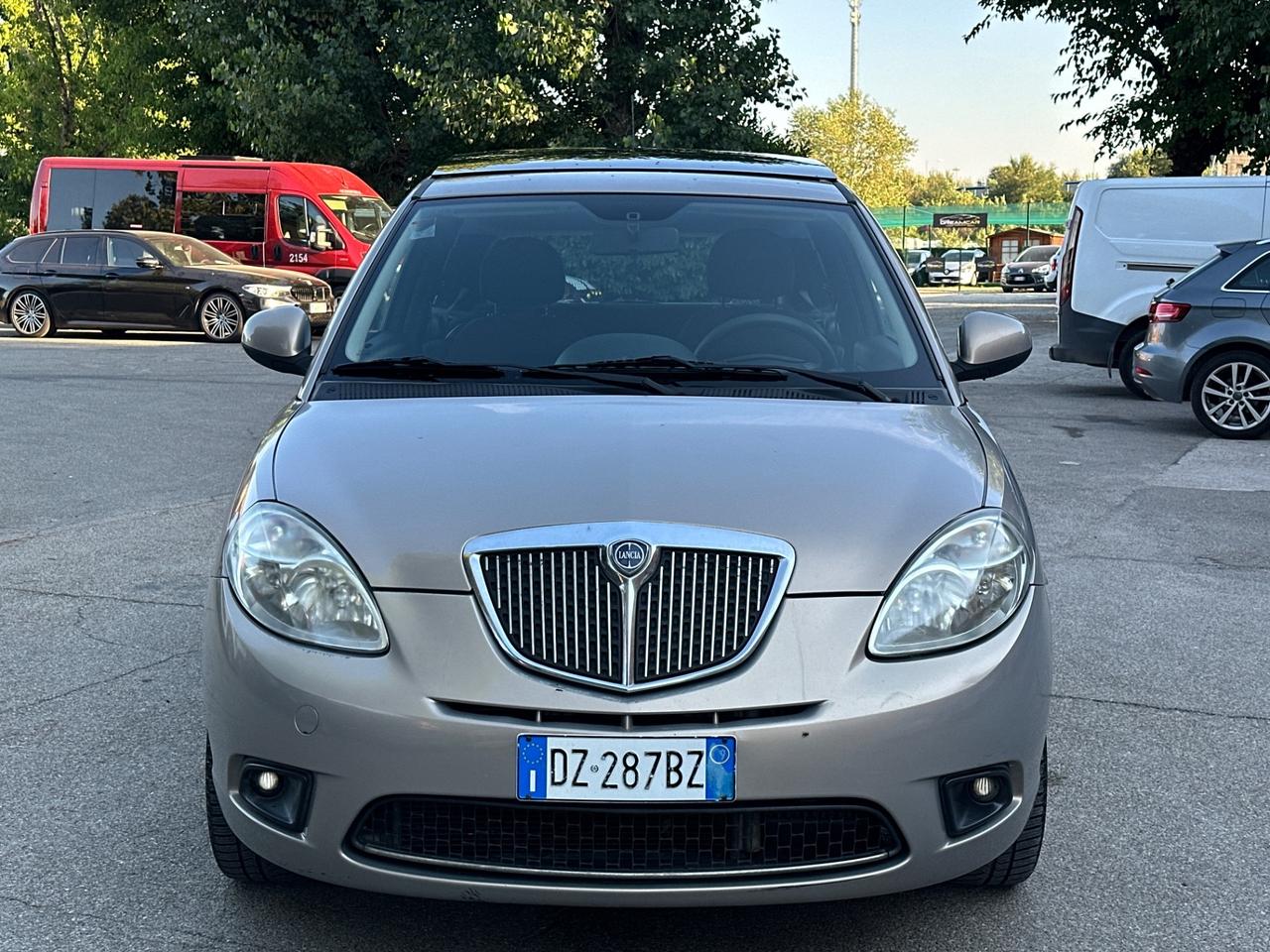 Lancia Ypsilon 1.3 MJT 75 CV Versus