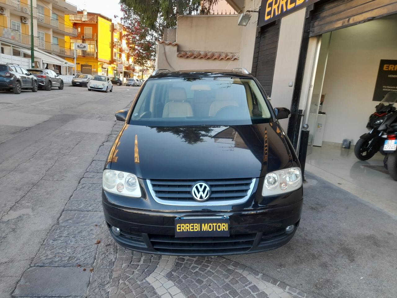 Volkswagen Touran 1.6 FSI Highline