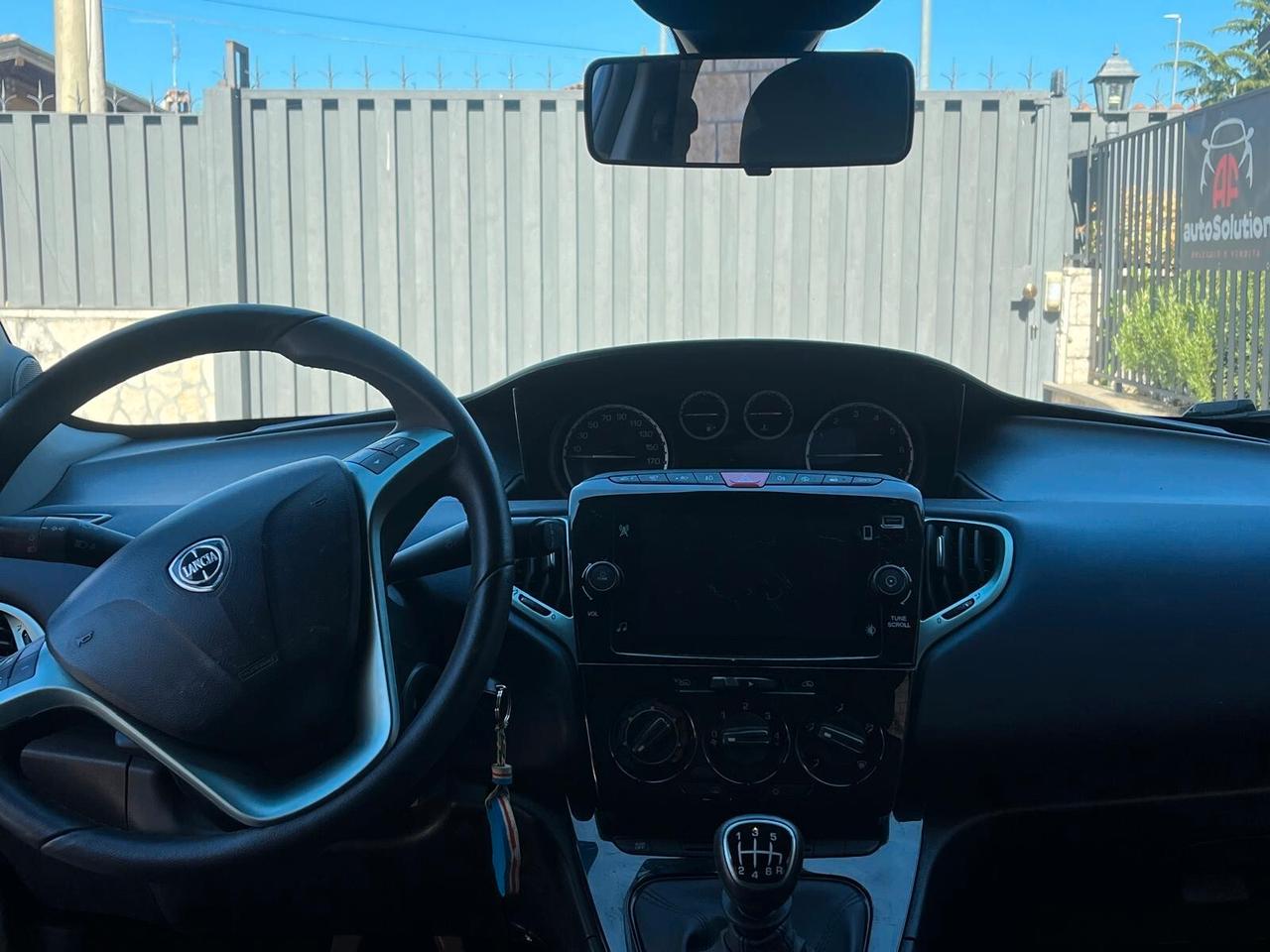 Lancia Ypsilon 1.2 69 CV 5 porte Platinum adatta neopatentati