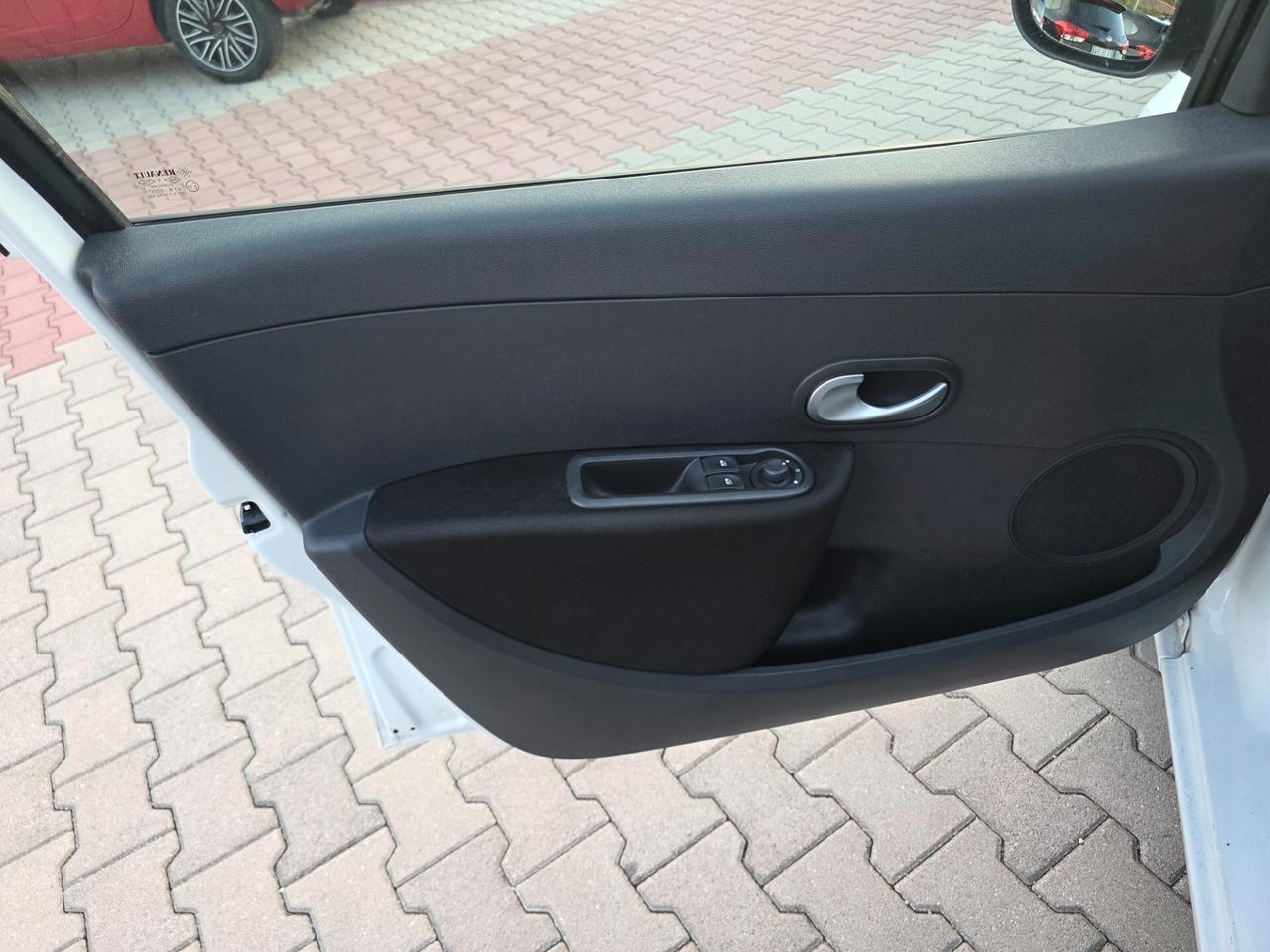 Renault Clio 1.2 75CV perfetta e garantita 12 mesi